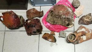 Diese Artefakte sollen die beiden Taucher geborgen haben. Foto: Hafenpolizei Chania