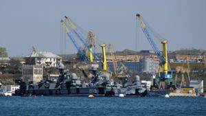 Schiffe der russischen Schwarzmeerflotte in einer der Buchten von Sewastopol (Archivbild von 2014). Foto: Uncredited/AP/dpa
