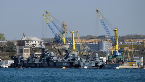 Schiffe der russischen Schwarzmeerflotte in einer der Buchten von Sewastopol (Archivbild von 2014). Foto: Uncredited/AP/dpa