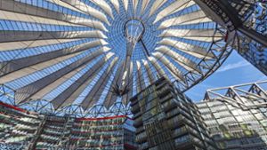 Wahrzeichen: Die Zeltkuppel vom Sony-Center in Berlin ist eine Gemeinschaftsleistung von  Helmut Jahn und dem  Stuttgarter Ingenieur Werner Sobek. Foto: Imago