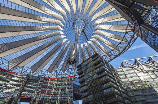 Wahrzeichen: Die Zeltkuppel vom Sony-Center in Berlin ist eine Gemeinschaftsleistung von  Helmut Jahn und dem  Stuttgarter Ingenieur Werner Sobek. Foto: Imago