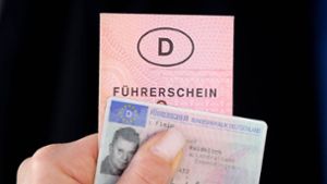 Alter und neuer Führerschein: Die EU-Kommission will die Führerscheinregeln deutlich verschärfen. Foto: Imago/Imagebroker