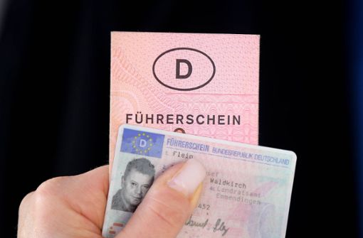 Alter und neuer Führerschein: Die EU-Kommission will die Führerscheinregeln deutlich verschärfen. Foto: Imago/Imagebroker