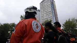 In Mexiko-Stadt gab es am Montag eine Gedenkveranstaltung für die Opfer der schweren Erdbeben. Kurz danach kam es zu einem Erdstoß. Foto: IMAGO/ZUMA Wire/Luis Barron Eyepix Group
