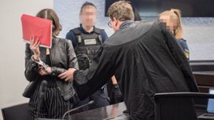 Die 25-Jährige (links) soll geplant haben, im Rems-Murr-Kreis  Behördenmitarbeiter  und Unbeteiligte zu töten. Foto: Phillip Weingand