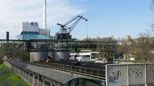Im  Kraftwerk Münster entstehen  um den 180 Meter hohen Schornstein ein neues Gaskraftwerk, Umspannwerk und eine Werkstatt neu. Die Kohlebunker werden mit dem Abschied von diesem Rohstoff ab Mitte 2025 nicht mehr gefüllt. Foto: Uli Nagel