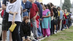 Warten vor dem Wählen: Schlange beim „early voting“ in Los Angeles am Sonntag. Weil der Andrang für das vorzeitige Wählen so groß war, haben manche Menschen laut eines Sprechers mehr als zwei Stunden lang gewartet. Foto: AP