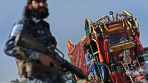 EIn Taliban-Kämpfer in Afghanistans Hauptstadt Kabul. Foto: AFP/WAKIL KOHSAR
