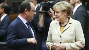 Der französische Präsident Hollande und Bundeskanzlerin Merkel wollen sich in Sachen Ukraine-Krise mit Wladimir Putin und Petro Poroschenko treffen. Foto: dpa