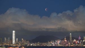Nicht nur der Mond über  Hongkong Foto: dpa/Kin Cheung