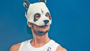 Rapper Cro trägt bei seinen Auftritten immer eine Panda-Maske. Foto: dpa