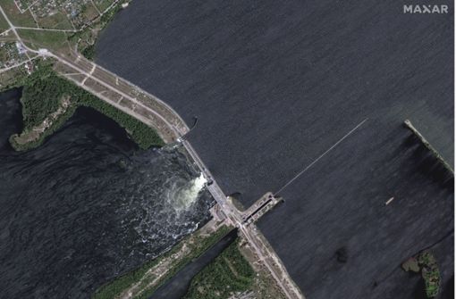 Ein Satellitenfoto zeigt den gesprengten, 1956 gebauten  Kachowka-Staudamm. Etwa 18 Milliarden Kubikmeter Wasser bedrohen die Menschen unterhalb des Dammes. Foto: dpa/Uncredited