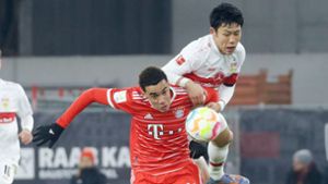 Kampf um den Ball: Stuttgarts Wataru Endo (rechts) gegen Bayerns Jamal Musiala. Foto: Pressefoto Baumann/Hansjürgen Britsch