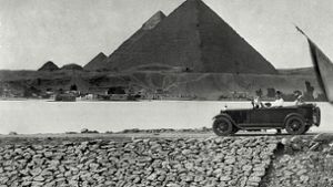 Ein Mercedes-Benz im Jahr 1926 vor den Pyramiden in der Nähe Kairos Foto: Daimler AG