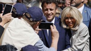 Im Wahlkampf: Emmanuel Macron warb im April dieses Jahres  mit seiner Frau Brigitte für seine Politik. Foto: AFP/Ludovic Marin