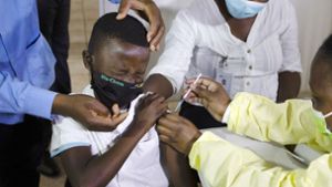 Eine Impfaktion gegen Corona  in Johannesburg: In Südafrika grassiert eine neue Virusvariante, die noch viele Rätsel aufgibt. Foto: dpa/Denis Farrell