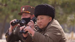 Kim Jong Un beobachtet  Schießübungen einer Artillerie-Einheit des nordkoreanischen Militärs (Archivbild). Foto: AFP/STR