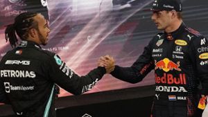 Wer erhält ein höheres Jahresgehalt von seinem Rennstall? Mercedes-Fahrer Lewis Hamilton (li.) oder Red-Bull-Pilot Max Verstappen? Foto: dpa/Hasan Bratic