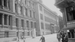 Passanten an der Ecke Silberburg-/Reinsburgstraße. Erstaunliche Ansichten vom Stuttgart des Jahres 1942 zeigt die Bildergalerie. Foto: Stadtarchiv/101 FN 250