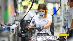 Eine Monteurin arbeitet in einem Werk  des Automobilzulieferers ZF Friedrichshafen an einem Getriebe für Lastwagen. ZF hat wie andere Autozulieferer auch den   Umsatz 2021 gesteigert. Foto: dpa/Felix Kästle