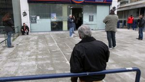 Jobsuchende warten vor einem Arbeitsamt in Griechenland. Foto: ANA-MPA