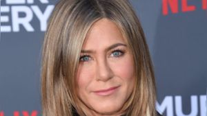 Jennifer Anistons Markenzeichen sind ihre langen, glatten Haare in verschiedenen Blond- und Caramel-Tönen. Jetzt hat sie sich in einem Video mit ergrauten Strähnen gezeigt. Foto: DFree/Shutterstock.com