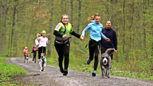 Mit Hunden durch den Wald rennen: CaniX-Cross erfreut sich zunehmender Beliebtheit – es ist eine Erfahrung für Mensch, Tier und ein ganz besonderes Naturerlebnis. Foto: privat