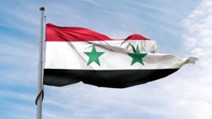 Die Flagge Syriens – in der Stadt Homs wurden mindestens 78 Menschen getötet (Symbolbild). Foto: IMAGO/CHROMORANGE/IMAGO/CHROMORANGE