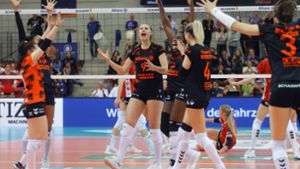 Kollektiver Jubel: Die Stuttgarter Volleyballerinnen freuen sich über den Sieg gegen den SC Potsdam – die besten und emotionalsten  Fotos des Spiels gibt es in unserer Bildergalerie. Klicken Sie sich durch! Foto: Baumann