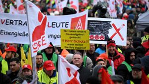 In Duisburg demonstrierten 10 000 Beschäftigte für die Zukunft ihrer Jobs. Foto: AFP/Ina Fassbender