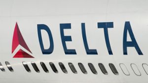 Das Flugzeug der Gesellschaft Delta sollte nach Kolumbien fliegen (Symbolbild). Foto: dpa/Silas Stein