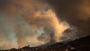 Dichter Rauch steigt  aus dem Vulkan Cumbre Vieja auf La Palma auf. Foto: AFP/DESIREE MARTIN