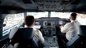 Zwei Lufthansa-Piloten im Einsatz. Foto: dpa