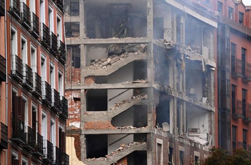 Mehrere Menschen starben. Der Schaden an dem Gebäude in Madrid ist groß. Foto: AFP/GABRIEL BOUYS