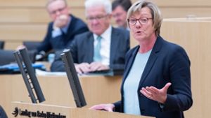Finanzministerin Edith Sitzmann präsentiert den Haushaltsentwurf für 2020/21 Foto: dpa/Tom Weller