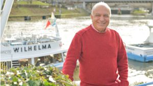 Ali Gülbahar ist Lehrer im Ruhestand – und als Wasserliebhaber heute ehrenamtlicher Markenbotschafter für den Neckar-Käptn. Foto: Lichtgut/Max Kovalenko