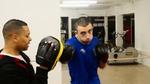 Bei Fabio (rechts) kontrolliert Trainer Kouadio (links) die Boxtechnik. Foto: Philipp Obergassner