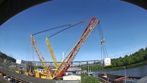 Für den 310 Tonnen  schweren Generator werden gleich zwei Kräne benötigt. Fotos: Avanti/Ralf Poller Foto:  