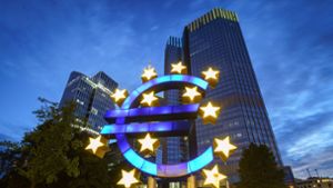 Das Euro-Symbol vor der ehemaligen Zentrale der Europäischen Zentralbank (EZB) in Frankfurt am Main Foto: dpa/Frank Rumpenhorst