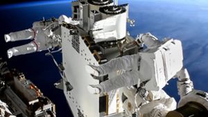 Shane Kimbrough (vorne), Nasa-Astronaut und Thomas Pesquet, Astronaut der Europäischen Weltraumorganisation (Esa), arbeiten bei einem Außeneinsatz an der Solaranlage der Internationalen Raumstation ISS. Foto: Nasa/dpa