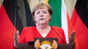 Bundeskanzlerin Angela Merkel (CDU) spricht auf einer Pressekonferenz mit dem Präsidenten von Südafrika zu den Medienvertretern. Am Freitag besucht sie Angola. Foto: dpa/Kay Nietfeld