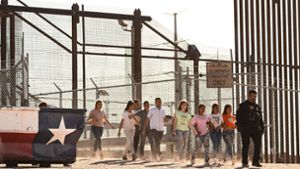 Migranten an der US-Grenze mit Mexiko  in El Paso überstellen sich freiwillig den US-Grenzschützern, um Asyl zu beantragen. Foto: AFP/Patrick T. Fallon