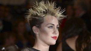 Endlich volljährig - das wird sich seit dem 23. November auch Miley Cyrus denken. Die Schauspielerin und Sängerin, die mit 21 Jahren nun auch in den USA die Volljährigkeit erreicht hat, darf in ihrem Heimatland nun ganz legal Alkohol konsumieren. Doch ein Einbruch in ihr Haus in L.A. trübte die Geburtstagsstimmung etwas.  Foto: dpa
