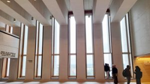 Galerie der Königlichen Sammlungen: Die vertikalen Fensterschlitze bieten den  Besuchern Ausblicke auf die Stadt. Foto: Martin Dahms