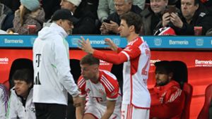 Trainer Thomas Tuchel (l) hatte für Thomas Müller in der Offensive gegen den FC Arsenal keinen Platz. Foto: Federico Gambarini/dpa