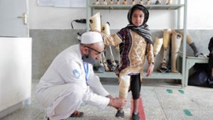 Im Rehabilitationszentrum von Handicap  International  in Kandahar: Amina  lernt, mit ihrer  Beinprothese das Laufen neu Foto: tm/Till Mayer