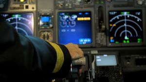 Auf die Germanwings-Katastrophe reagiert der Gesetzgeber mit Drogentests und einer Datenbank, die Ärzte-Hopping für Piloten unmöglich machen soll. (Symbolfoto) Foto: dpa
