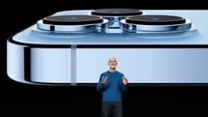 Apple-Chef Tim Cook präsentiert  2021 das  iPhone 13 Pro – natürlich im September. Ob das iPhone 16 im selben Monat erscheint? Foto: picture alliance/dpa/Apple Inc./Apple Inc.