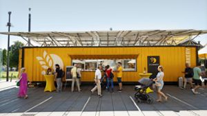 Ein Blickfang: Die gelbe Containerbäckerei steht derzeit auf dem Schlossplatz in Stuttgart. Klicken Sie sich durch die Bildergalerie. Foto: Lichtgut/Leif Piechowski