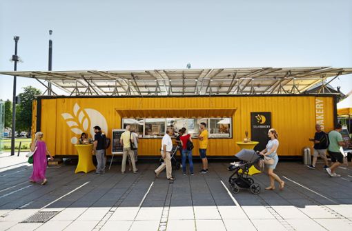 Ein Blickfang: Die gelbe Containerbäckerei steht derzeit auf dem Schlossplatz in Stuttgart. Klicken Sie sich durch die Bildergalerie. Foto: Lichtgut/Leif Piechowski